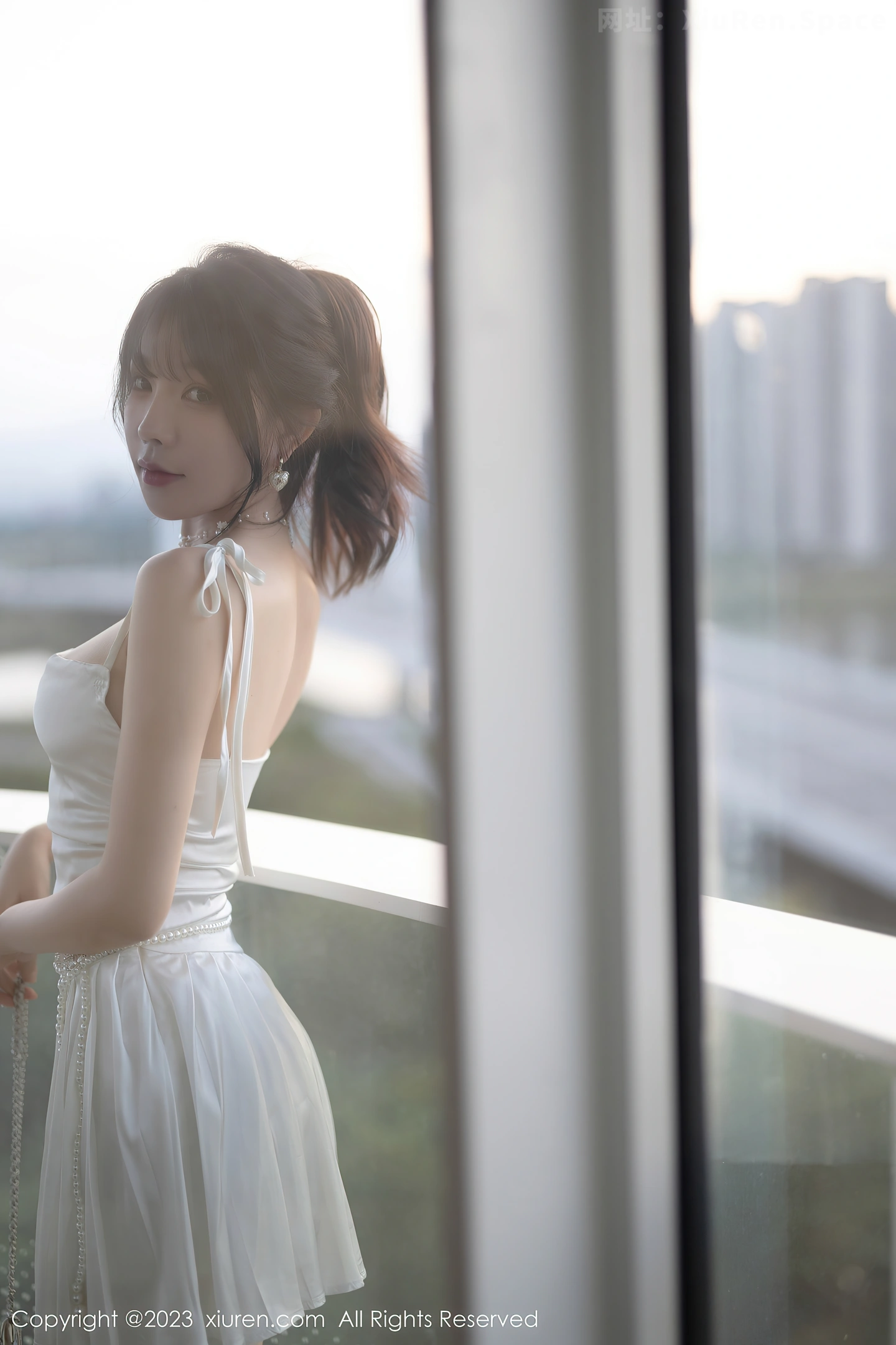 图片[3]-[XiuRen秀人网]VOL.7889 女神徐莉芝Booty白色露肩礼裙配原色丝袜秀曼妙身姿诱惑写真100P-秀人网官方网站